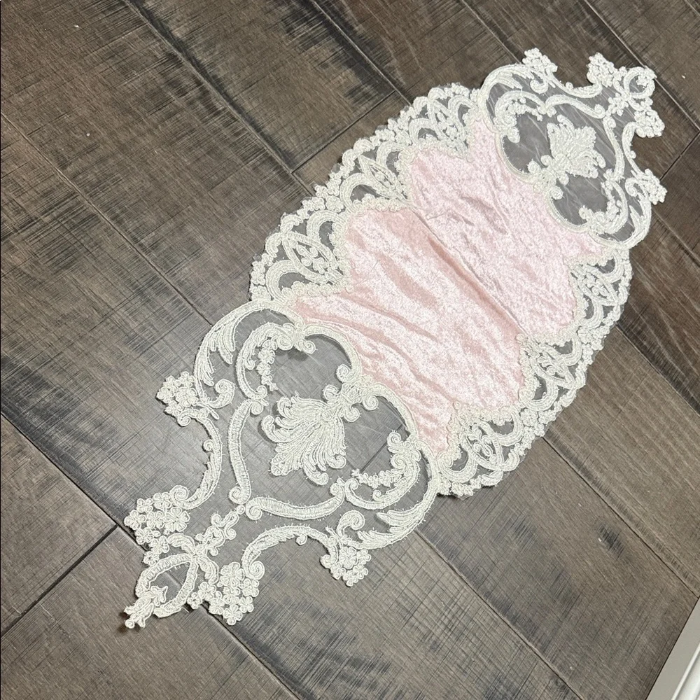 NWOT VINTAGE VICTORIAN Style Elegant Pink and White Lace Table Runner
